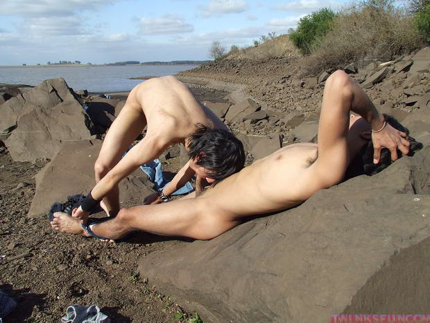 naked twinks bare feet